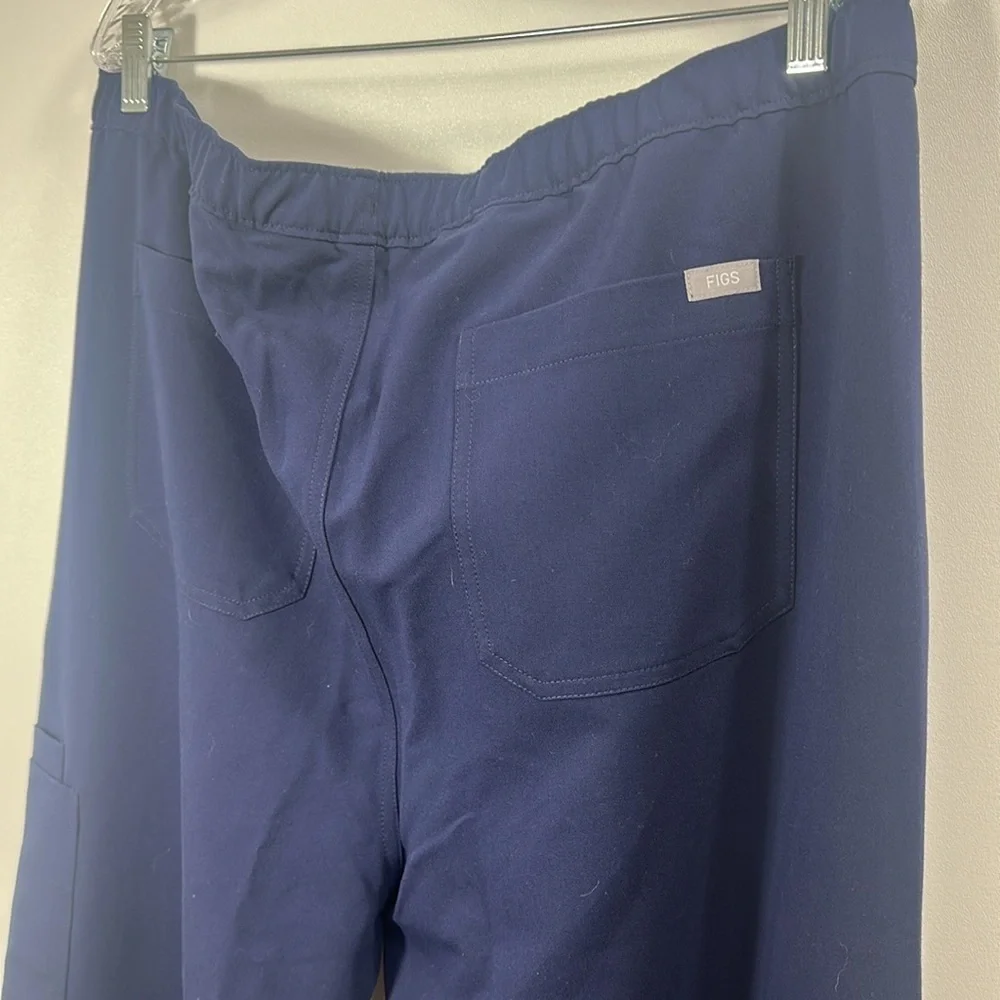 Figs Men’s Cario Cargo navy blue scrub pants size XXL.